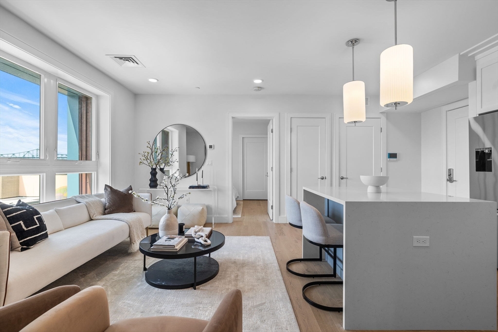 301 Border Street, Boston, Massachusetts, 2 Bedrooms Bedrooms, 4 Rooms Rooms,2 BathroomsBathrooms,Residential,For Sale,Border Street,73471978