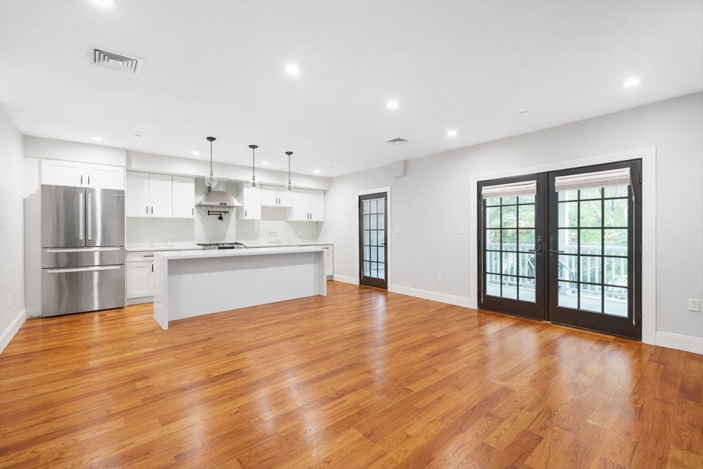 113-115 Falcon St, Boston, Massachusetts, 2 Bedrooms Bedrooms, 4 Rooms Rooms,2 BathroomsBathrooms,Residential Lease,For Rent,Falcon St,73472037