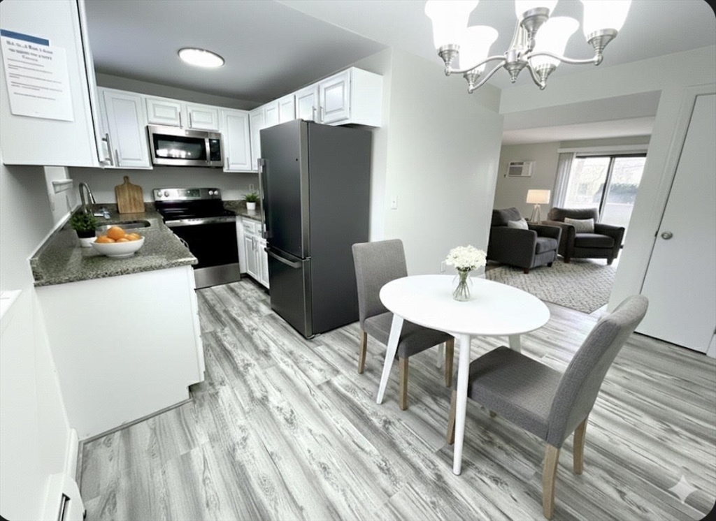 96 C Charles River Rd, Waltham, Massachusetts, 2 Bedrooms Bedrooms, 5 Rooms Rooms,1 BathroomBathrooms,Residential Lease,For Rent,Charles River Rd,73472221