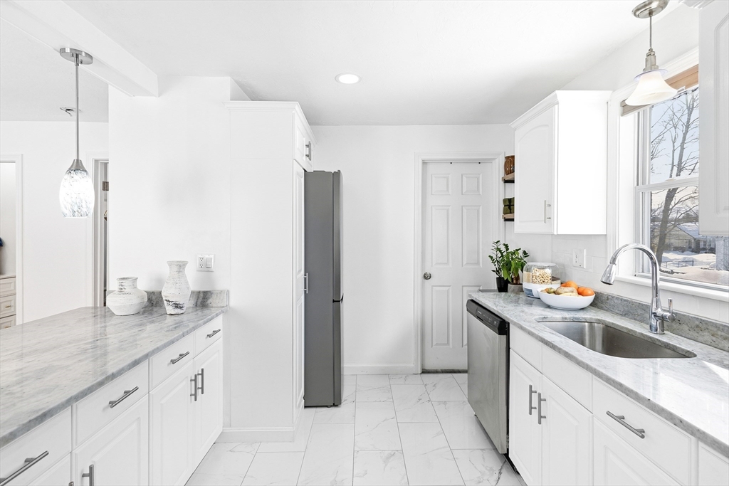 51 Sterling Rd, Brockton, Massachusetts, 2 Bedrooms Bedrooms, 5 Rooms Rooms,1 BathroomBathrooms,Residential,For Sale,Sterling Rd,73472278