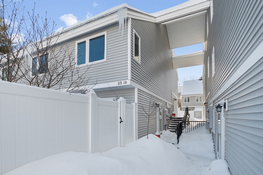 25 Meadow Pond Dr, Leominster, Massachusetts, 2 Bedrooms Bedrooms, 5 Rooms Rooms,1.5 BathroomsBathrooms,Residential,For Sale,Meadow Pond Dr,73472269