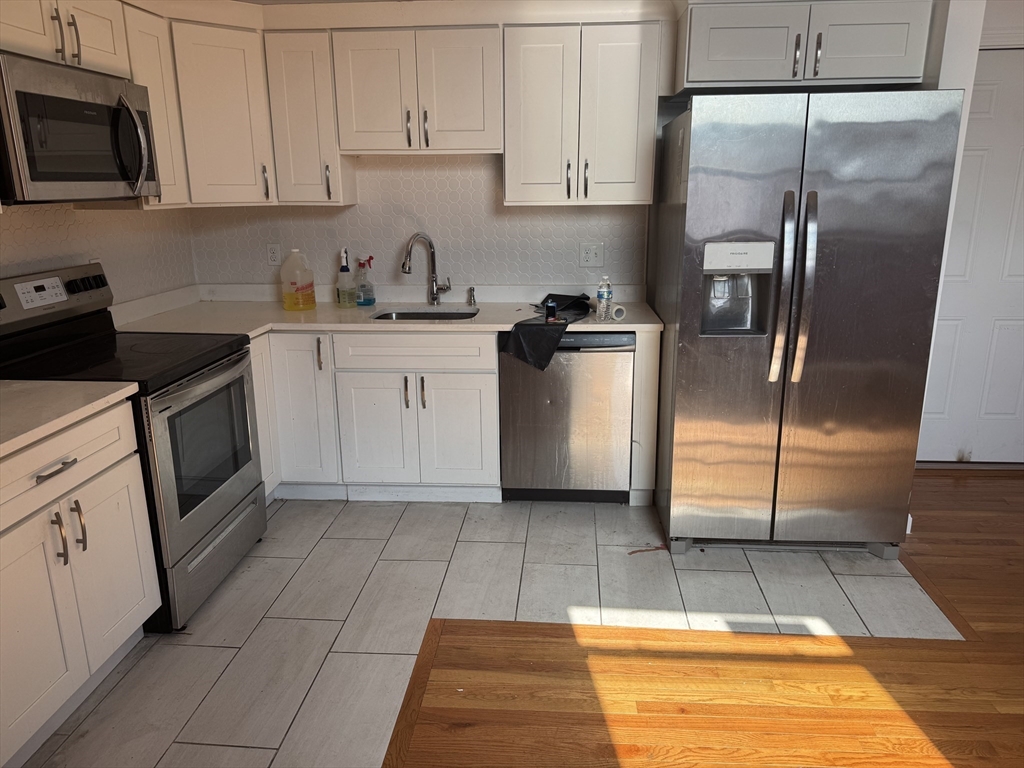 582 Essex Street, Lawrence, Massachusetts, 2 Bedrooms Bedrooms, 4 Rooms Rooms,1 BathroomBathrooms,Residential Lease,For Rent,Essex Street,73472287