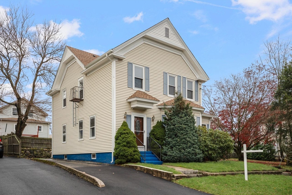 18 Allendale Avenue, North Providence, Rhode Island, 4 Bedrooms Bedrooms, 10 Rooms Rooms,2 BathroomsBathrooms,Residential Income,For Sale,Allendale Avenue,73459120