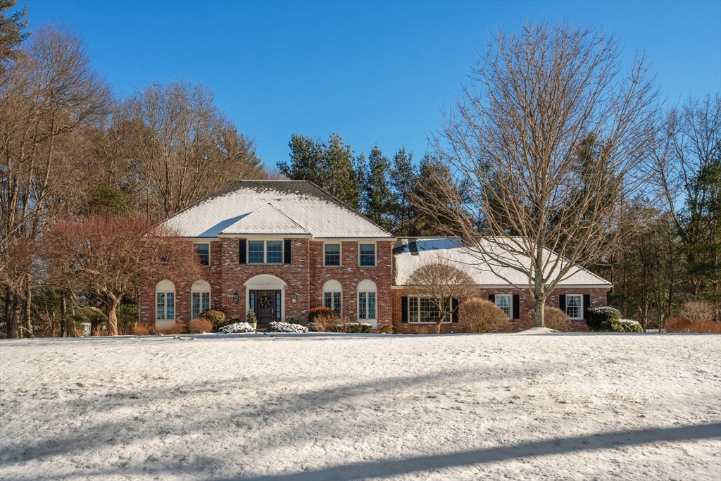 23 Algonquin Road, Medfield, Massachusetts, 4 Bedrooms Bedrooms, 10 Rooms Rooms,3.5 BathroomsBathrooms,Residential,For Sale,Algonquin Road,73458491