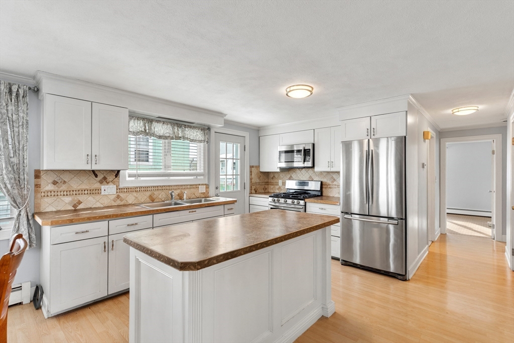 24 Lily Street, Lynn, Massachusetts, 2 Bedrooms Bedrooms, 4 Rooms Rooms,1 BathroomBathrooms,Residential,For Sale,Lily Street,73472416