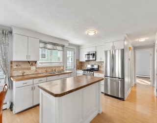 24 Lily Street, Lynn, Massachusetts, 2 Bedrooms Bedrooms, 4 Rooms Rooms,1 BathroomBathrooms,Residential,For Sale,Lily Street,73472416