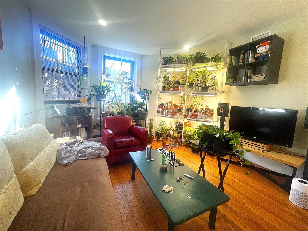 1914 Beacon, Boston, Massachusetts, 5 Bedrooms Bedrooms, 10 Rooms Rooms,2 BathroomsBathrooms,Residential Lease,For Rent,Beacon,73472421