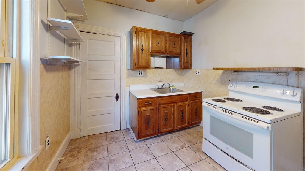 23 Endicott Ave, Revere, Massachusetts, 1 Bedroom Bedrooms, 3 Rooms Rooms,1 BathroomBathrooms,Residential Lease,For Rent,Endicott Ave,73472426