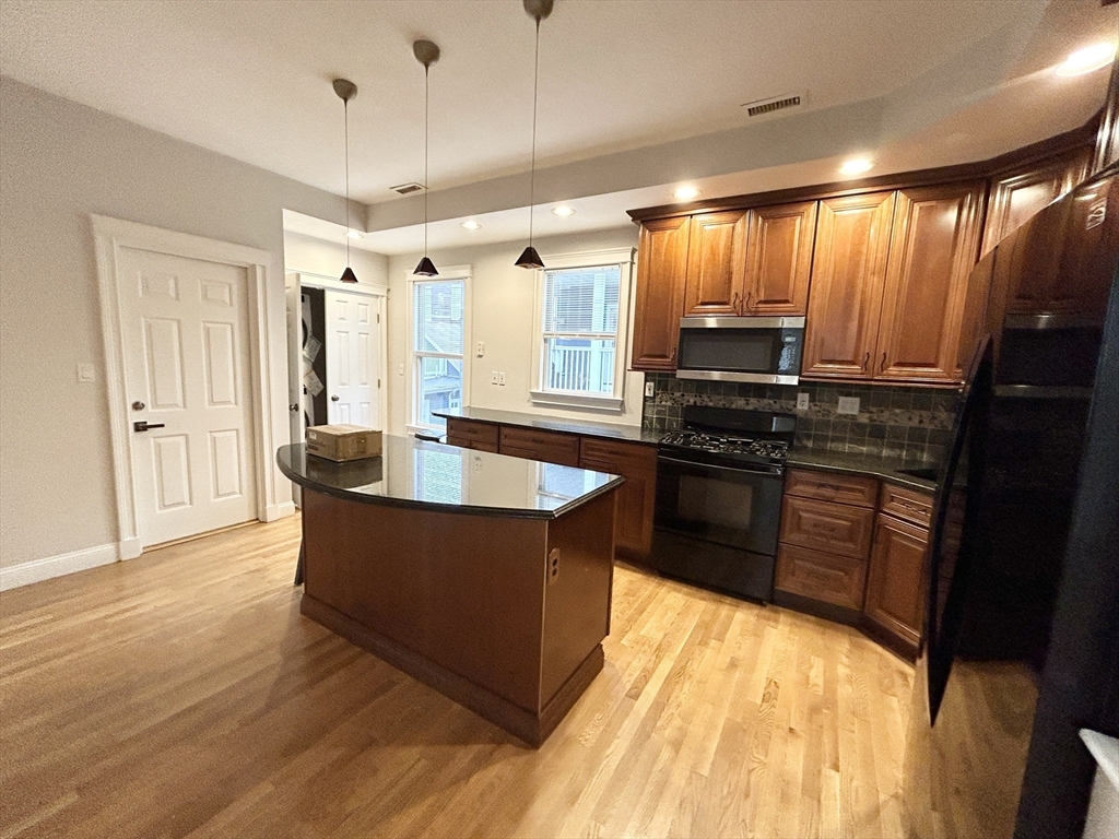 12 Buttonwood, Boston, Massachusetts, 3 Bedrooms Bedrooms, 5 Rooms Rooms,1 BathroomBathrooms,Residential Lease,For Rent,Buttonwood,73196125