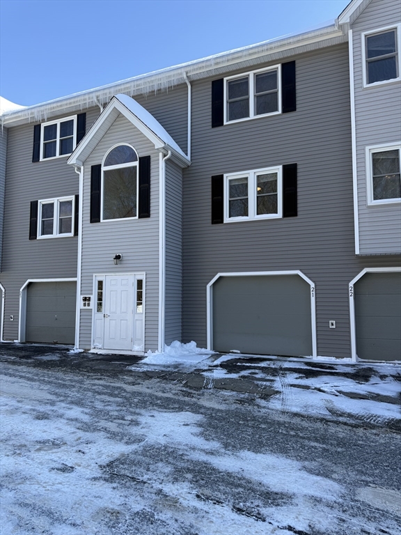 124 Tennis Plaza Rd, Dracut, Massachusetts, 2 Bedrooms Bedrooms, 4 Rooms Rooms,1 BathroomBathrooms,Residential Lease,For Rent,Tennis Plaza Rd,73472465