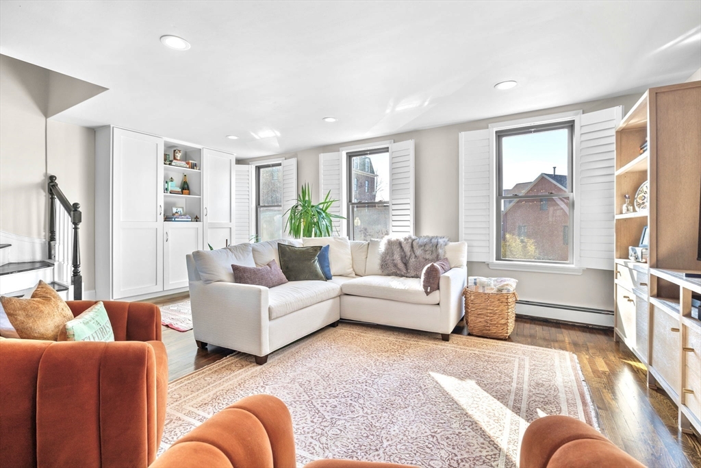 417 Bunker Hill St, Boston, Massachusetts, 3 Bedrooms Bedrooms, 6 Rooms Rooms,2 BathroomsBathrooms,Residential,For Sale,Bunker Hill St,73472442