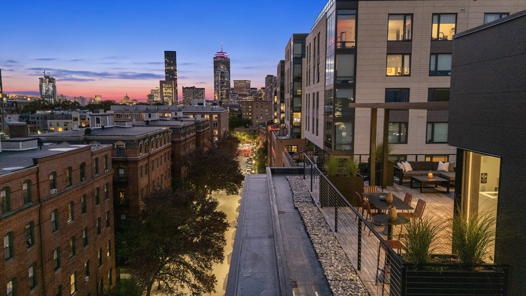 595 Albany Street, Boston, Massachusetts, 2 Bedrooms Bedrooms, 5 Rooms Rooms,2 BathroomsBathrooms,Residential,For Sale,Albany Street,73472518