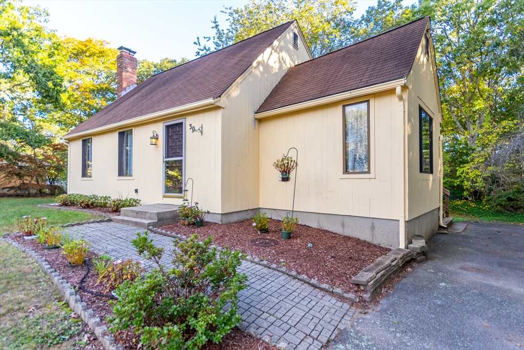 30 Weatherglass Ln, Falmouth, Massachusetts, 3 Bedrooms Bedrooms, 6 Rooms Rooms,1.5 BathroomsBathrooms,Residential,For Sale,Weatherglass Ln,73443216