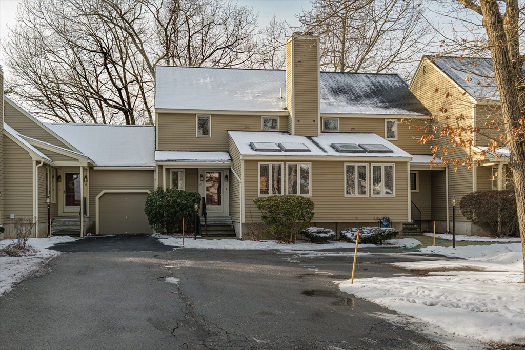 13 Iris Way, Haverhill, Massachusetts, 2 Bedrooms Bedrooms, 6 Rooms Rooms,3 BathroomsBathrooms,Residential Lease,For Rent,Iris Way,73466922