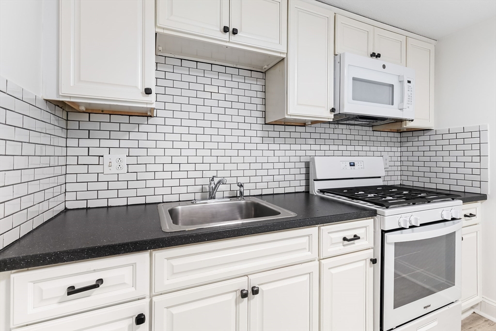 55 Broad Street, Lynn, Massachusetts, 1 Bedroom Bedrooms, 3 Rooms Rooms,1 BathroomBathrooms,Residential Lease,For Rent,Broad Street,73472562