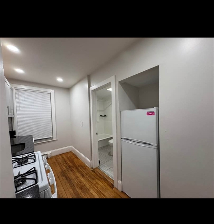 721 Broadway, Everett, Massachusetts, 3 Rooms Rooms,1 BathroomBathrooms,Residential Lease,For Rent,Broadway,73472567