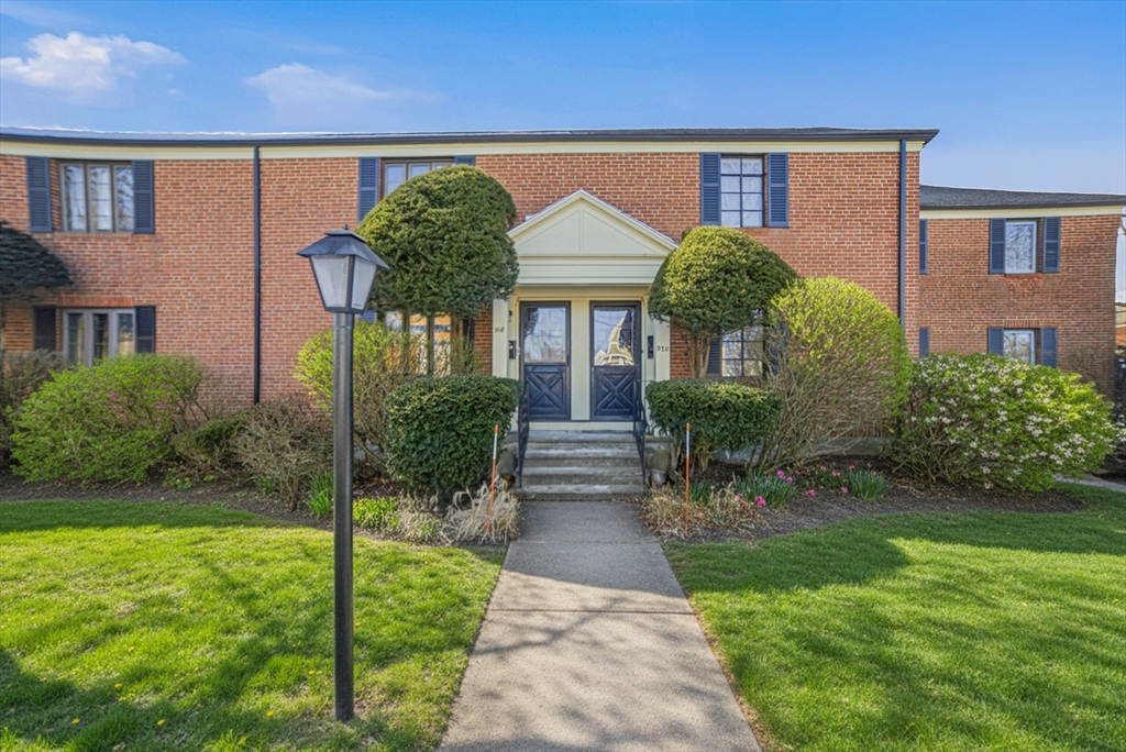 918 Belmont St, Watertown, Massachusetts, 2 Bedrooms Bedrooms, 5 Rooms Rooms,1.5 BathroomsBathrooms,Residential,For Sale,Belmont St,73472572