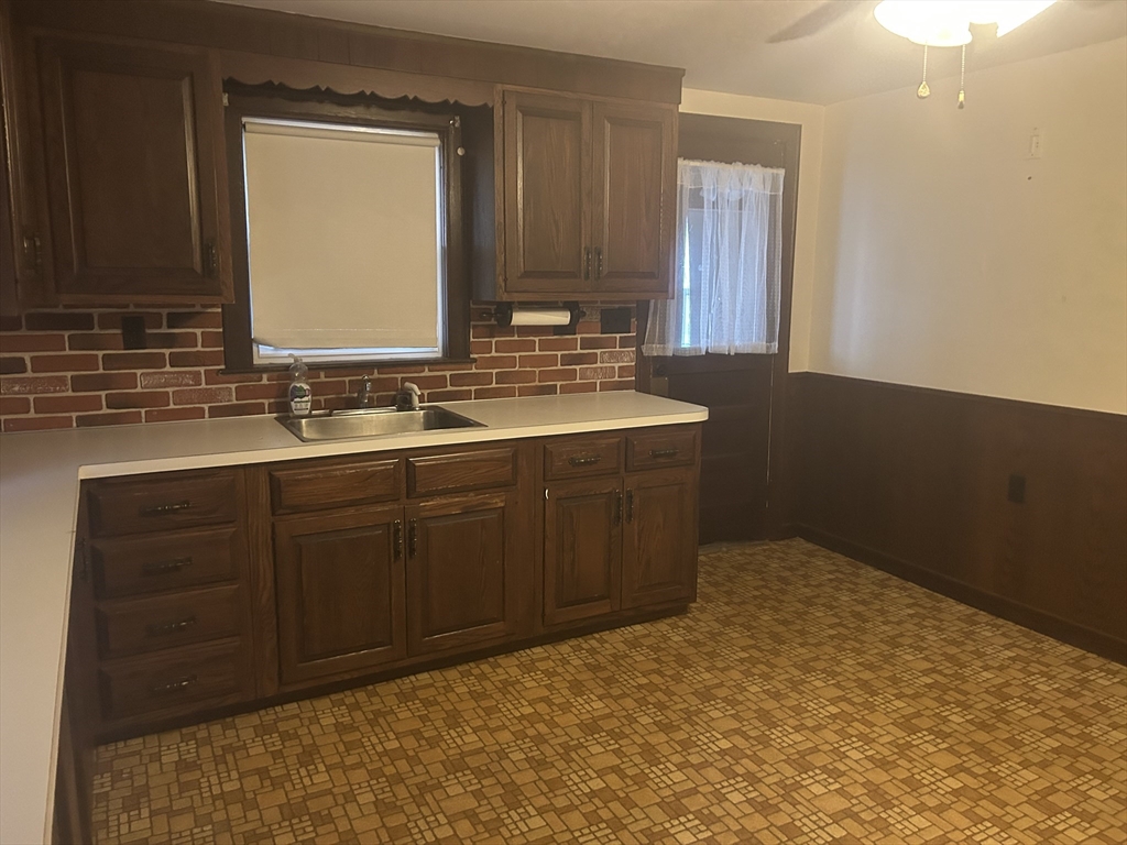 57 South St, Leominster, Massachusetts, 2 Bedrooms Bedrooms, 5 Rooms Rooms,1 BathroomBathrooms,Residential Lease,For Rent,South St,73472620