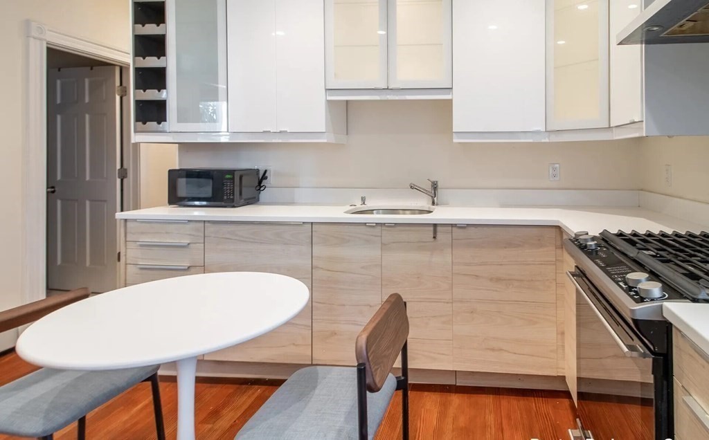 17 Cawfield, Boston, Massachusetts, 3 Bedrooms Bedrooms, 4 Rooms Rooms,1 BathroomBathrooms,Residential Lease,For Rent,Cawfield,73077301