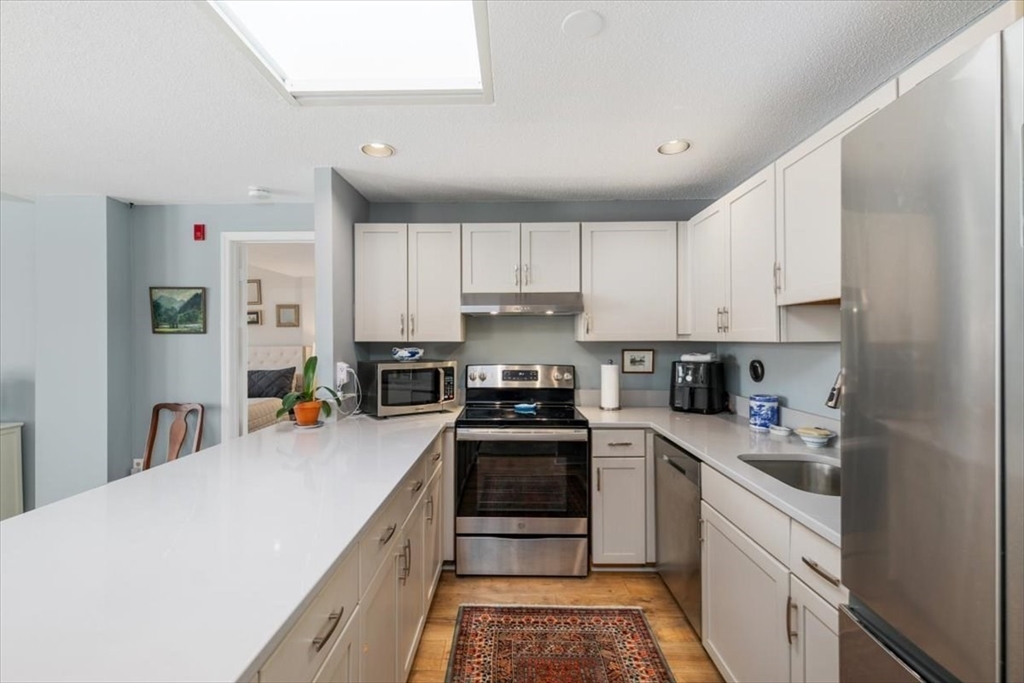 11 Church St, Salem, Massachusetts, 2 Bedrooms Bedrooms, 4 Rooms Rooms,2 BathroomsBathrooms,Residential,For Sale,Church St,73472667