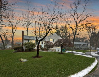 43 Westover Pkwy, Norwood, Massachusetts, 3 Bedrooms Bedrooms, 9 Rooms Rooms,2.5 BathroomsBathrooms,Residential,For Sale,Westover Pkwy,73465688