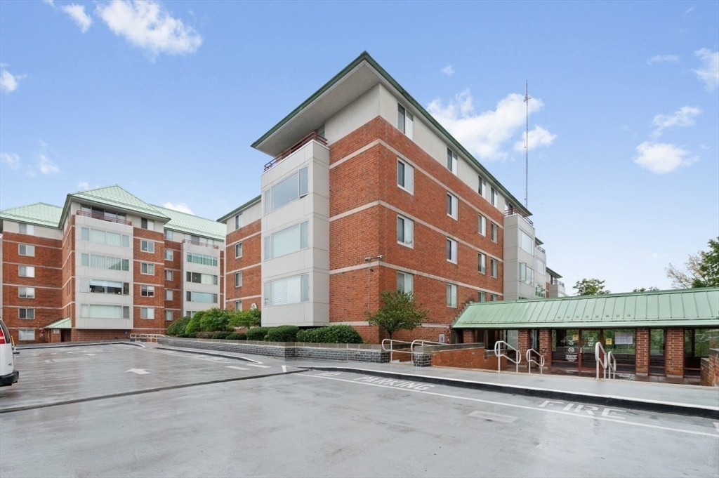 183 Oak Street, Newton, Massachusetts, 2 Bedrooms Bedrooms, 4 Rooms Rooms,2 BathroomsBathrooms,Residential,For Sale,Oak Street,73442300