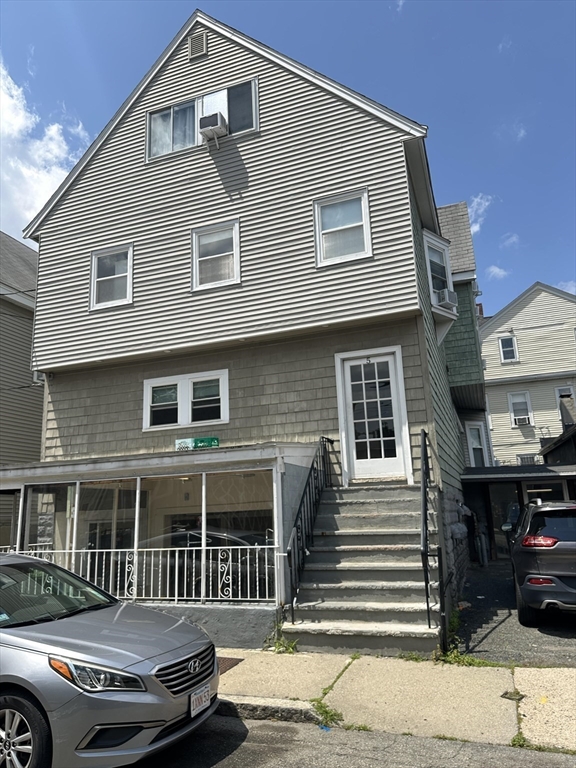 5 Lowden, Somerville, Massachusetts, 4 Bedrooms Bedrooms, 7 Rooms Rooms,2 BathroomsBathrooms,Residential Lease,For Rent,Lowden,73416214