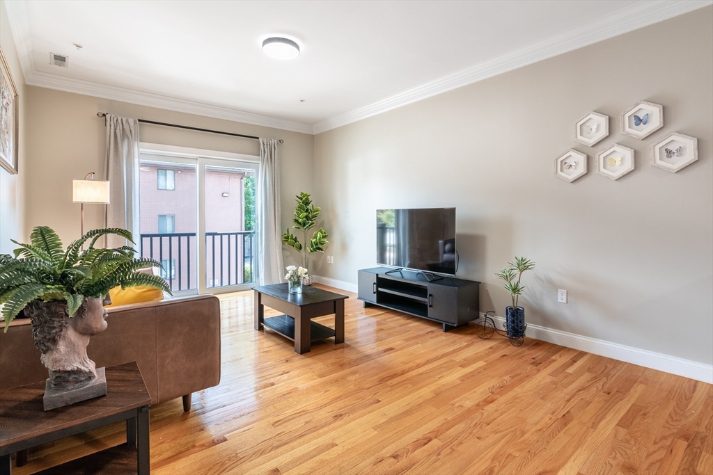 160 School St, Waltham, Massachusetts, 2 Bedrooms Bedrooms, 6 Rooms Rooms,2 BathroomsBathrooms,Residential,For Sale,School St,73412111