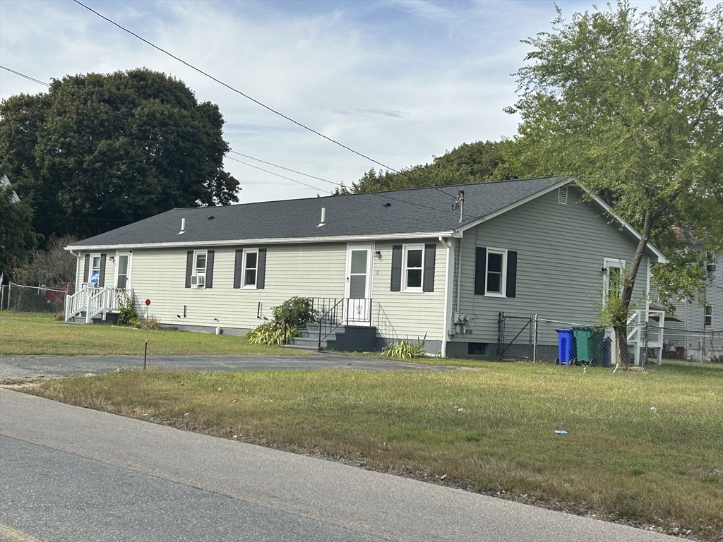 11-13 West Carpenter Street, Attleboro, Massachusetts, 2 Bedrooms Bedrooms, 4 Rooms Rooms,1 BathroomBathrooms,Residential Lease,For Rent,West Carpenter Street,73452612