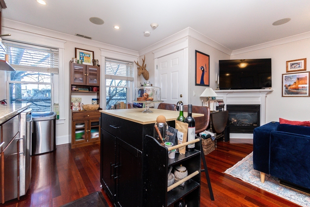 632 E Broadway, Boston, Massachusetts, 2 Bedrooms Bedrooms, 4 Rooms Rooms,1 BathroomBathrooms,Residential Lease,For Rent,E Broadway,73472765