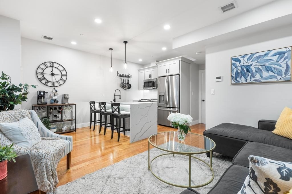 176 W Seventh, Boston, Massachusetts, 2 Bedrooms Bedrooms, 4 Rooms Rooms,2 BathroomsBathrooms,Residential Lease,For Rent,W Seventh,73472800