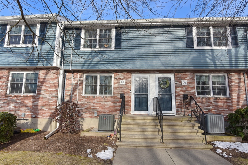 88 Durham Rd, Dedham, Massachusetts, 2 Bedrooms Bedrooms, 6 Rooms Rooms,1.5 BathroomsBathrooms,Residential,For Sale,Durham Rd,73472871