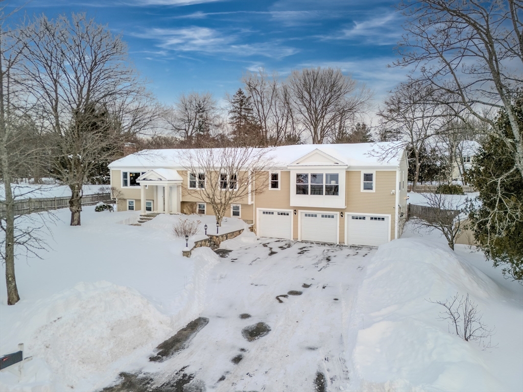 4 Richard Cir, Andover, Massachusetts, 3 Bedrooms Bedrooms, 10 Rooms Rooms,3.5 BathroomsBathrooms,Residential,For Sale,Richard Cir,73472766