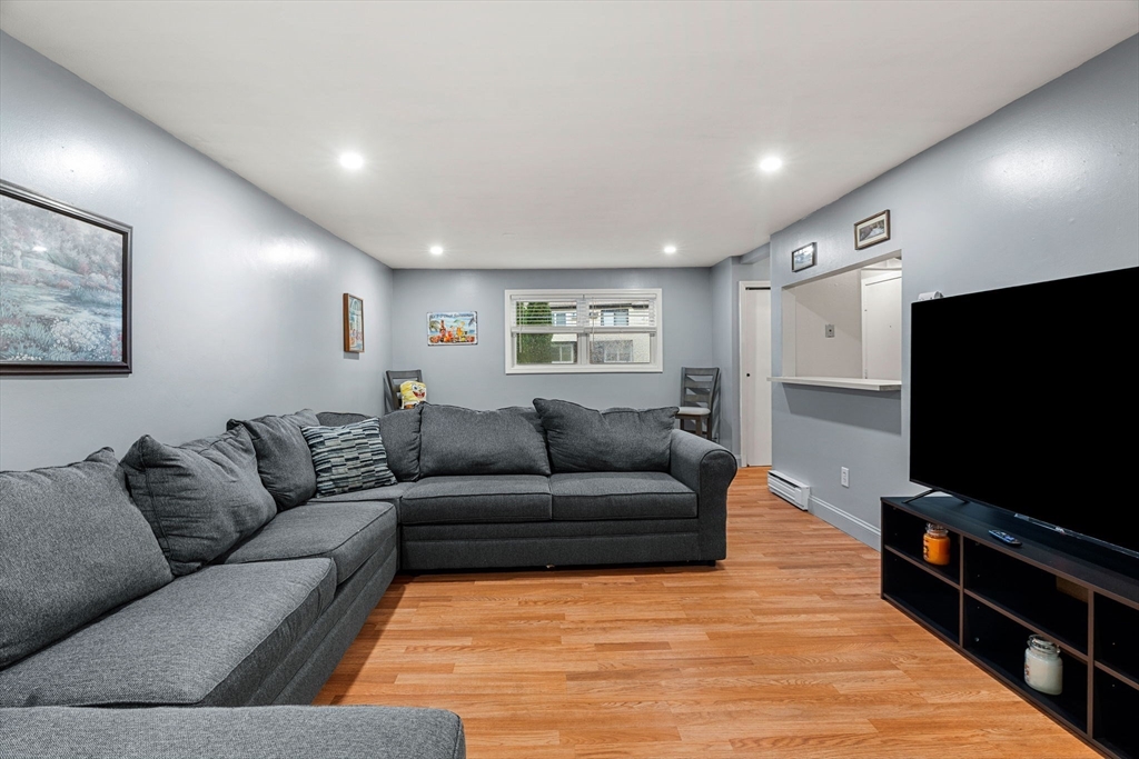 20 Mason Ct, Amesbury, Massachusetts, 1 Bedroom Bedrooms, 3 Rooms Rooms,1 BathroomBathrooms,Residential,For Sale,Mason Ct,73472849