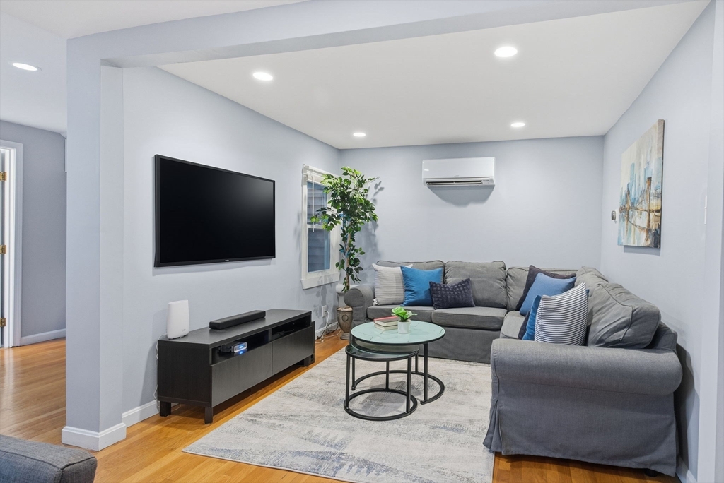 528 E 3rd St, Boston, Massachusetts, 1 Bedroom Bedrooms, 3 Rooms Rooms,1 BathroomBathrooms,Residential,For Sale,E 3rd St,73459576