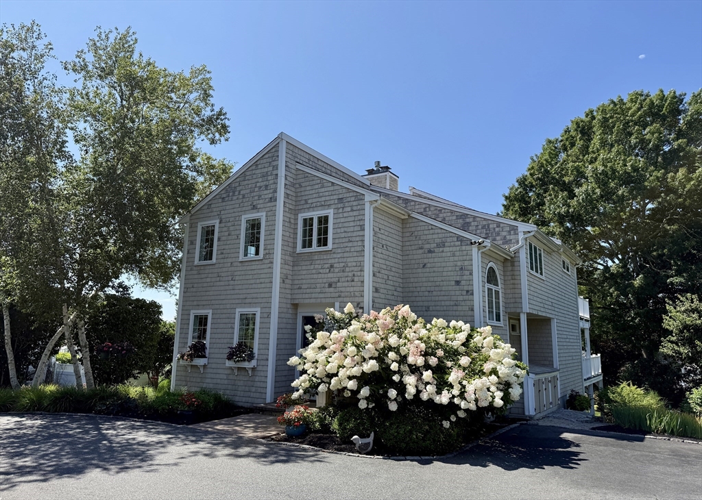 48 Wilson St, Dartmouth, Massachusetts, 3 Bedrooms Bedrooms, 8 Rooms Rooms,3 BathroomsBathrooms,Residential,For Sale,Wilson St,73421825