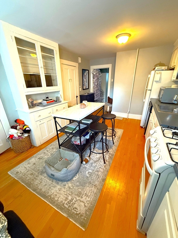531 East 8th, Boston, Massachusetts, 1 Bedroom Bedrooms, 2 Rooms Rooms,1 BathroomBathrooms,Residential Lease,For Rent,East 8th,73472908