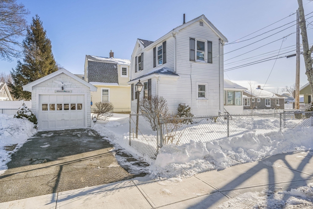 106 Darrow St, Quincy, Massachusetts, 2 Bedrooms Bedrooms, 4 Rooms Rooms,1 BathroomBathrooms,Residential,For Sale,Darrow St,73472923