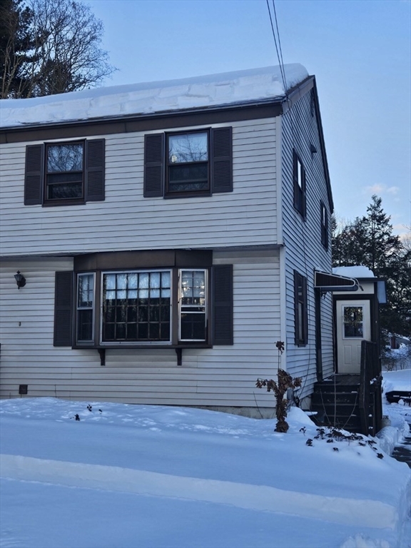 27 Summer St, Chelmsford, Massachusetts, 2 Bedrooms Bedrooms, 5 Rooms Rooms,1.5 BathroomsBathrooms,Residential Lease,For Rent,Summer St,73472968