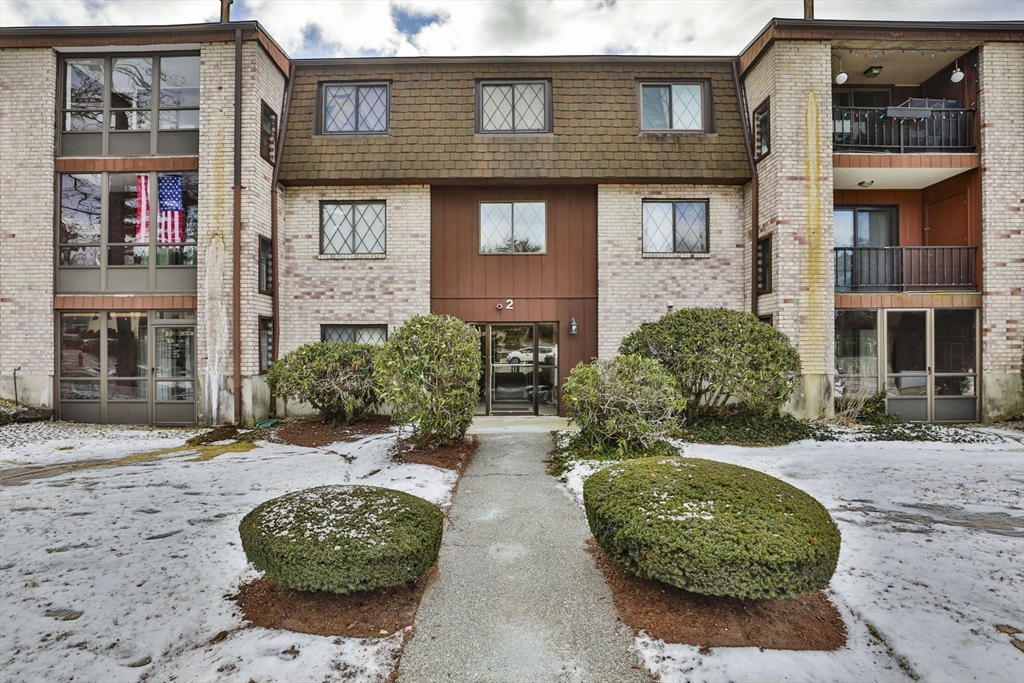 2 Greenbriar Dr, North Reading, Massachusetts, 2 Bedrooms Bedrooms, 4 Rooms Rooms,1 BathroomBathrooms,Residential,For Sale,Greenbriar Dr,73464347