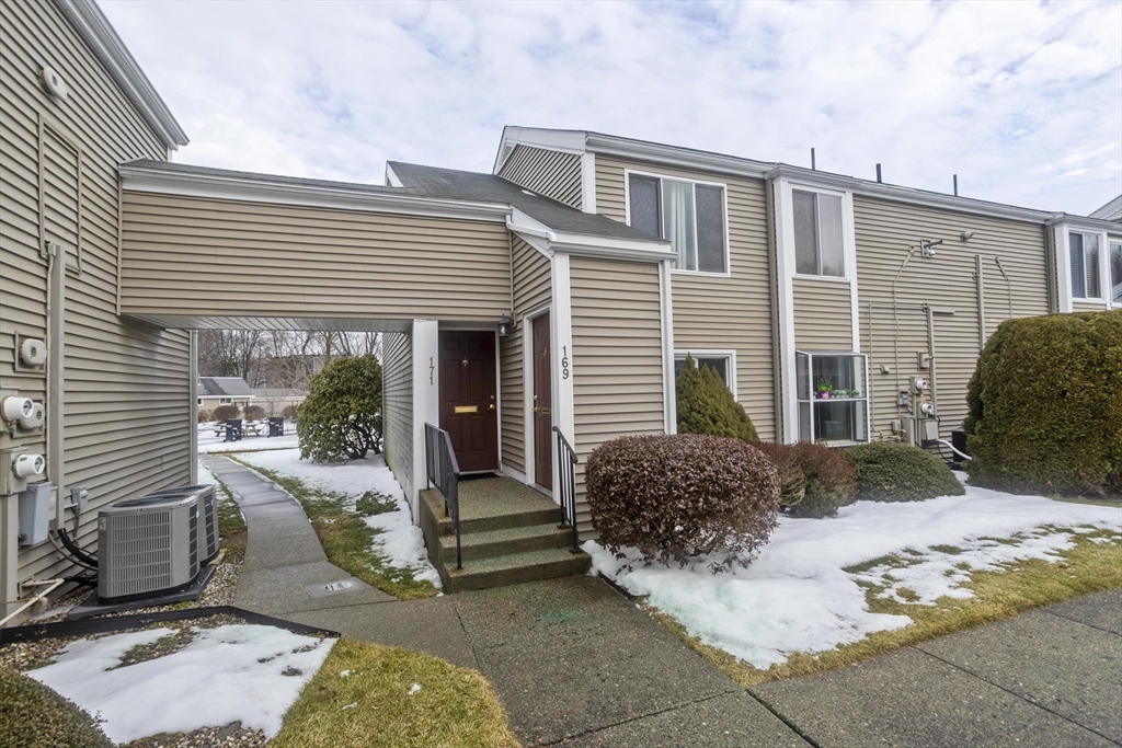 169 Nassau Dr, Springfield, Massachusetts, 1 Bedroom Bedrooms, 3 Rooms Rooms,1 BathroomBathrooms,Residential,For Sale,Nassau Dr,73466552