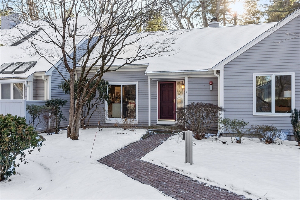 5 Birchwood Ln, Lincoln, Massachusetts, 2 Bedrooms Bedrooms, 4 Rooms Rooms,2 BathroomsBathrooms,Residential,For Sale,Birchwood Ln,73466191