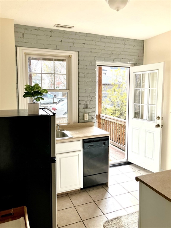 25 Roslyn, Salem, Massachusetts, 2 Bedrooms Bedrooms, 4 Rooms Rooms,1 BathroomBathrooms,Residential Lease,For Rent,Roslyn,73457546