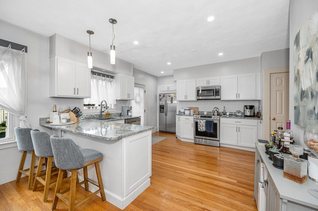 499 Humphrey St, Swampscott, Massachusetts, 2 Bedrooms Bedrooms, 5 Rooms Rooms,1 BathroomBathrooms,Residential Lease,For Rent,Humphrey St,73427854