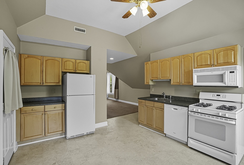 64 South St., Westborough, Massachusetts, 2 Bedrooms Bedrooms, 4 Rooms Rooms,1 BathroomBathrooms,Residential Lease,For Rent,South St.,73465755