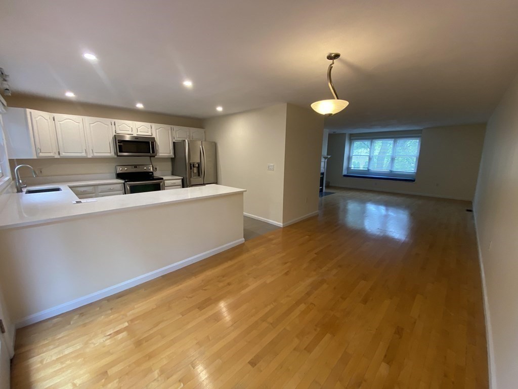 1047 Washington Street, Newton, Massachusetts, 2 Bedrooms Bedrooms, 4 Rooms Rooms,1.5 BathroomsBathrooms,Residential Lease,For Rent,Washington Street,73473139