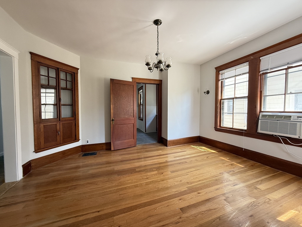 35 Kingston St, Somerville, Massachusetts, 2 Bedrooms Bedrooms, 4 Rooms Rooms,1 BathroomBathrooms,Residential Lease,For Rent,Kingston St,73473215
