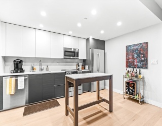 932 Broadway, Chelsea, Massachusetts, 2 Bedrooms Bedrooms, 5 Rooms Rooms,1 BathroomBathrooms,Residential,For Sale,Broadway,73473233