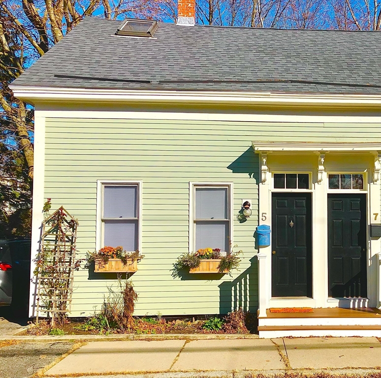 5 Chestnut St, Newburyport, Massachusetts, 2 Bedrooms Bedrooms, 6 Rooms Rooms,1.5 BathroomsBathrooms,Residential Lease,For Rent,Chestnut St,73461999