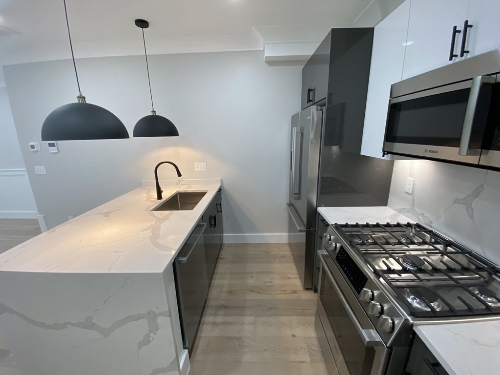 300 Somerville, Somerville, Massachusetts, 2 Bedrooms Bedrooms, 5 Rooms Rooms,2.5 BathroomsBathrooms,Residential Lease,For Rent,Somerville,73473259